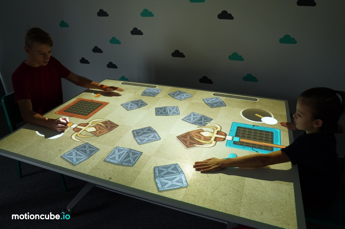 Projekcja interaktywna na stole. Pakiet gier "Mistrzowie Zręczności". Sterowanie dłońmi. 